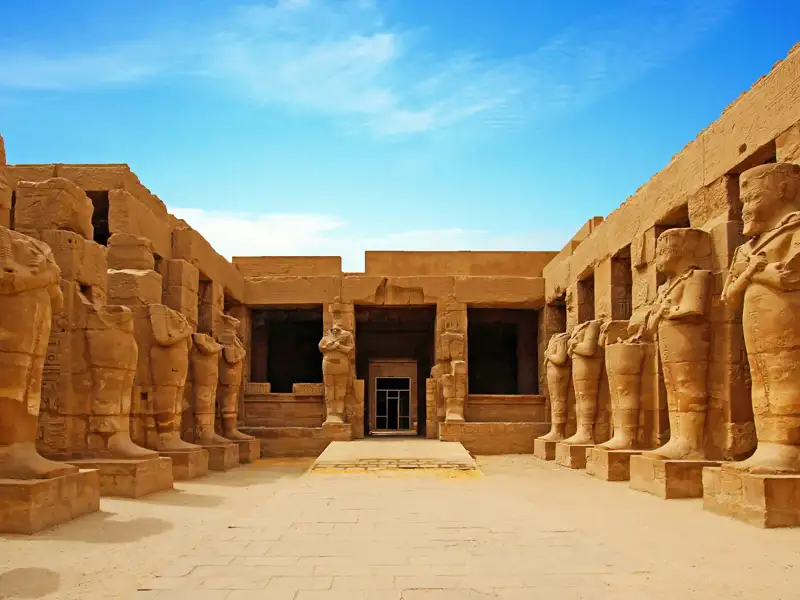 Eine Reihe von Statuen im Tempel von Karnak, die Teil einer kulturellen Reise durch Ägypten sind.
