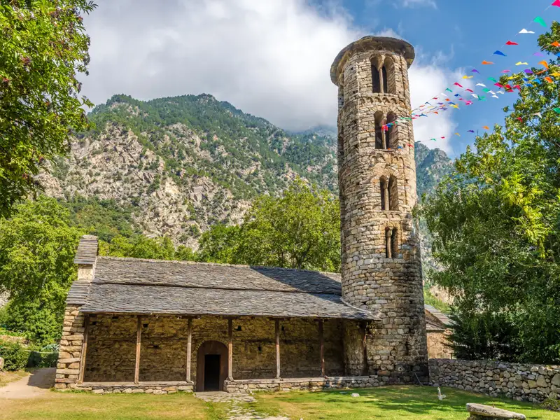 Romanische Kirche Sant Joan de Caselles in den Pyrenäen.