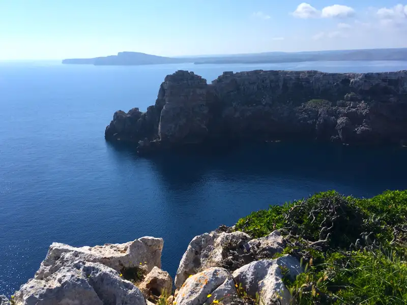 Felsige Küstenlinie mit Blick auf das Meer.
