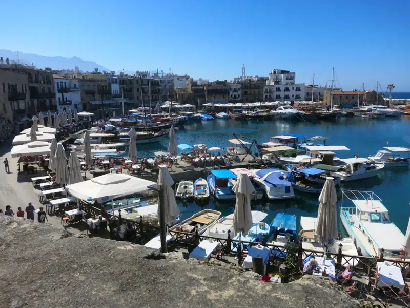 Hafen mit Booten und Restaurants