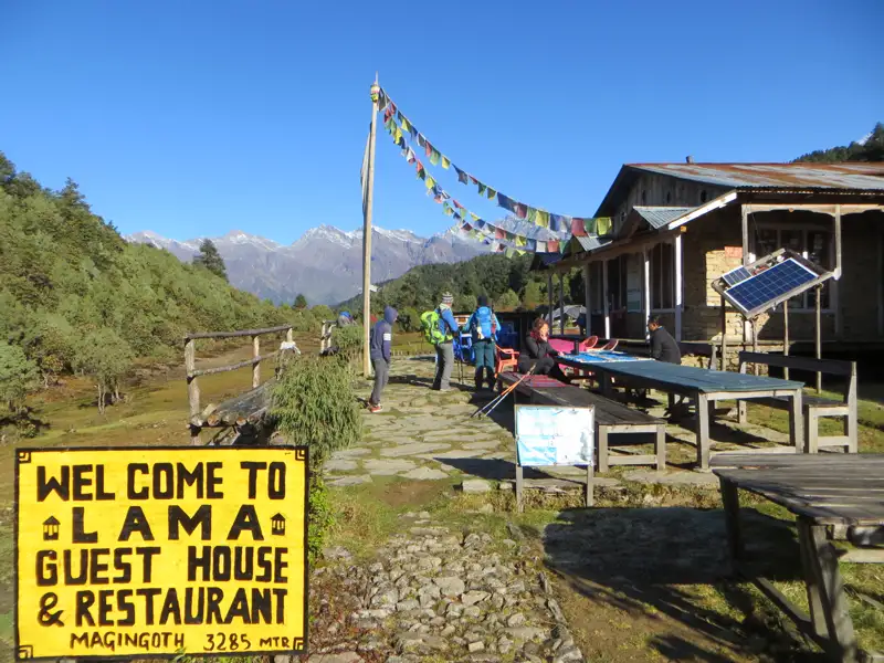 Pause am Lama Guest House & Restaurant während einer Wanderung in Magingoth auf 3285 m Höhe.