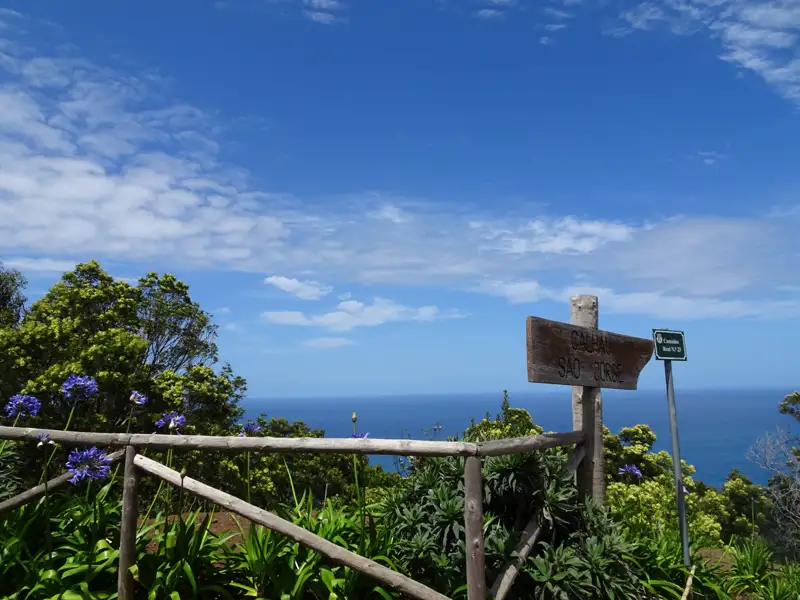 Wegweiser mit den Ortsangaben Calhau und Sao Jorge, im Hintergrund der Atlantik.