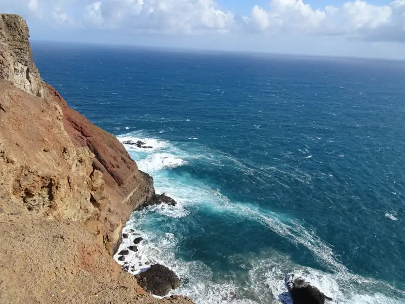 Felsige Küste und Meer