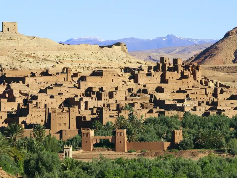 Historische Lehmburg Ait Benhaddou in der marokkanischen Landschaft.