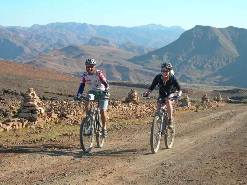 Zwei Mountainbiker auf einer Bergstrecke.