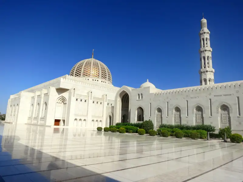 Die majestätische Sultan-Qabus-Moschee mit ihrer goldenen Kuppel und dem hohen Minarett, ein Highlight der Reise durch Oman.