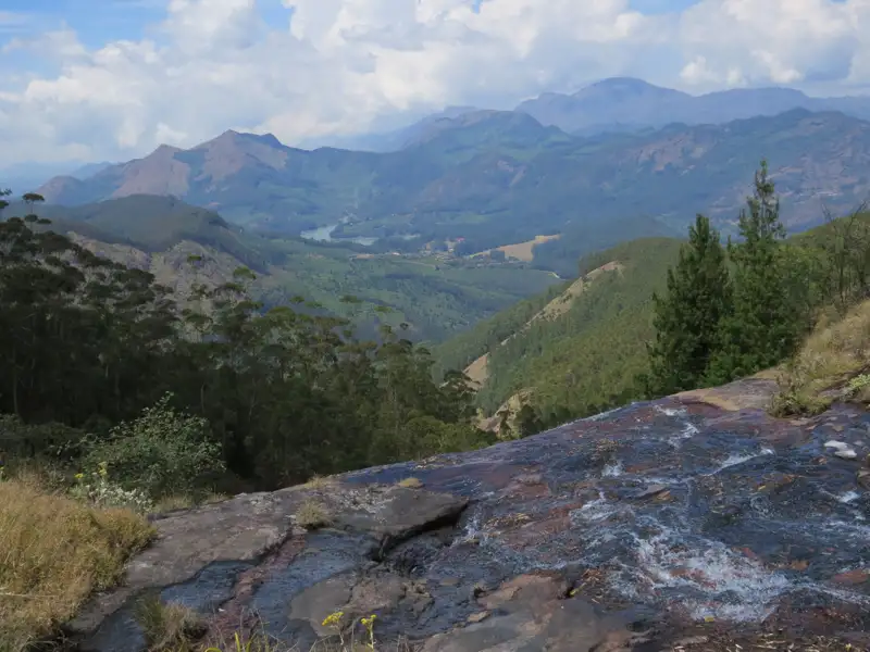Panoramablick auf die Hügellandschaft.