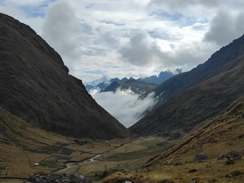Andental mit Wolken und Fluss