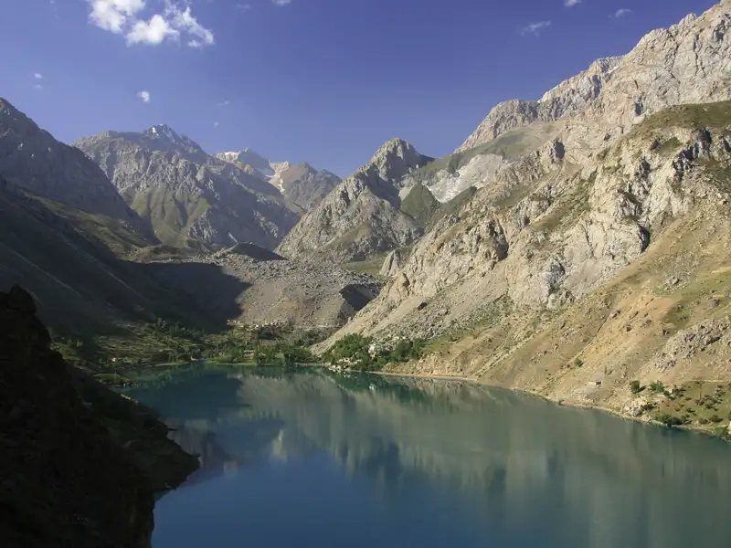 Bergsee inmitten einer Gebirgslandschaft.