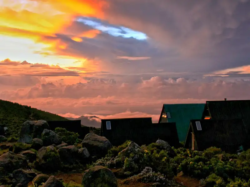 Unterkünfte in den Bergen bei Sonnenuntergang.