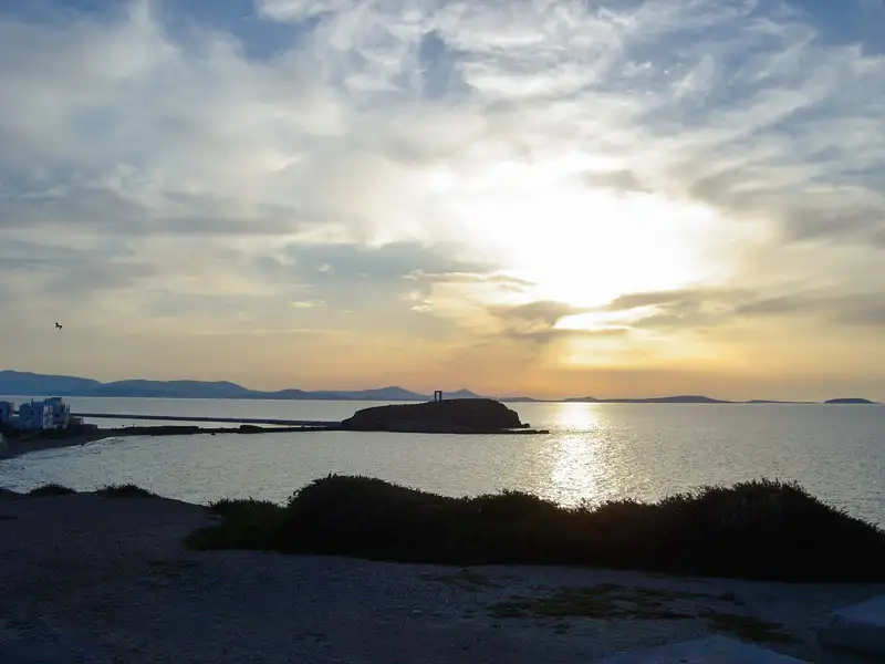 Sonnenuntergang über dem Meer mit Inseln im Hintergrund.