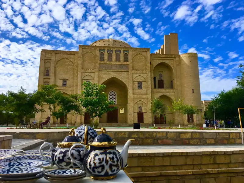 Traditionelle Teekannen und das historische Chor-Minor Medrese in Buchara, Usbekistan.