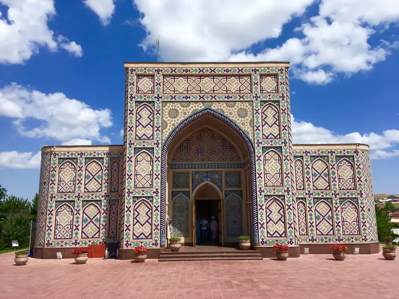 Detailreiche Mosaikfassade eines Gebäudes.