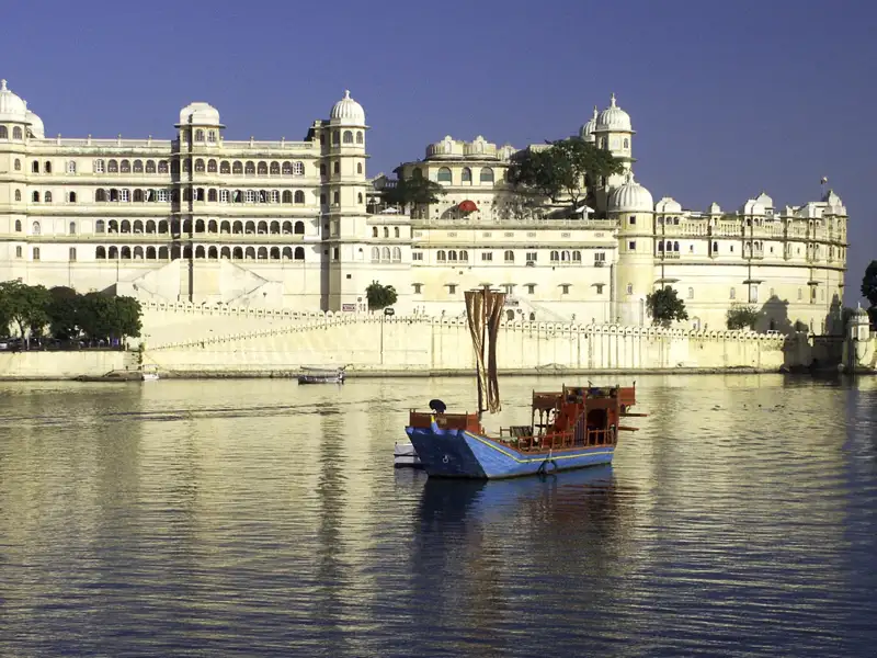 Traditionelles Boot vor dem Stadtpalast von Udaipur.