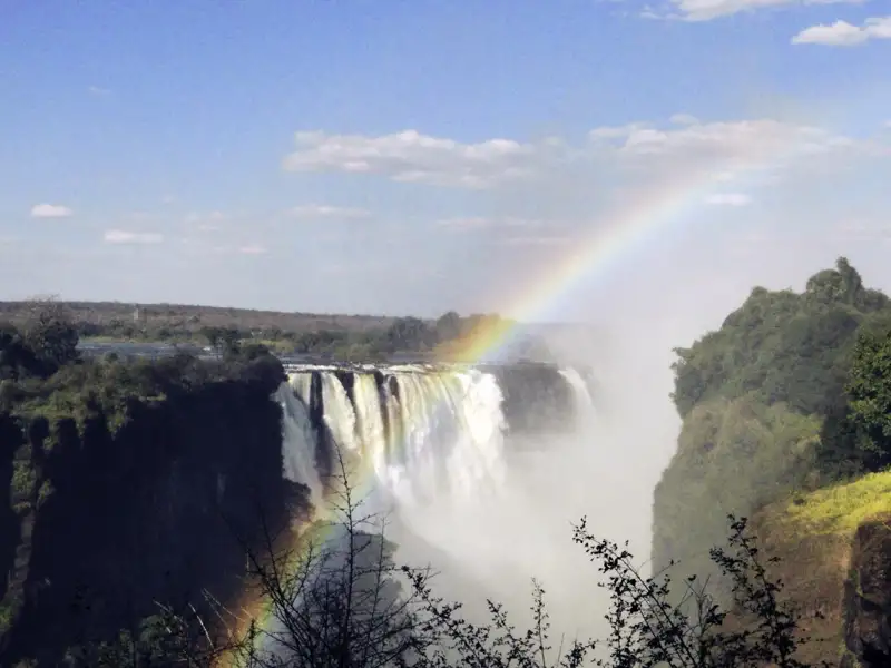 Regenbogen über den Wasserfällen.