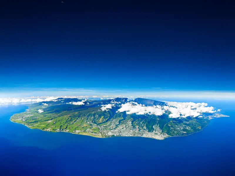 Luftbild von Réunion, das die vielfältige Landschaft der Insel zeigt.