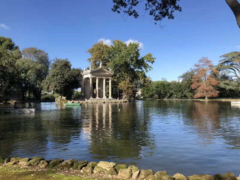 Tempel des Äskulap im See der Villa Borghese in Rom.