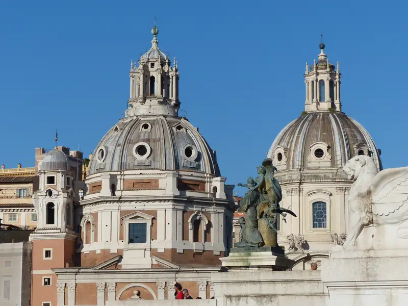 Zwei Kuppeln der Kirche Santa Maria di Loreto in Rom.
