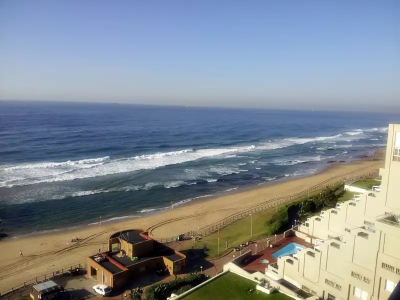Blick auf den Strand und das Meer vom Hotel aus.