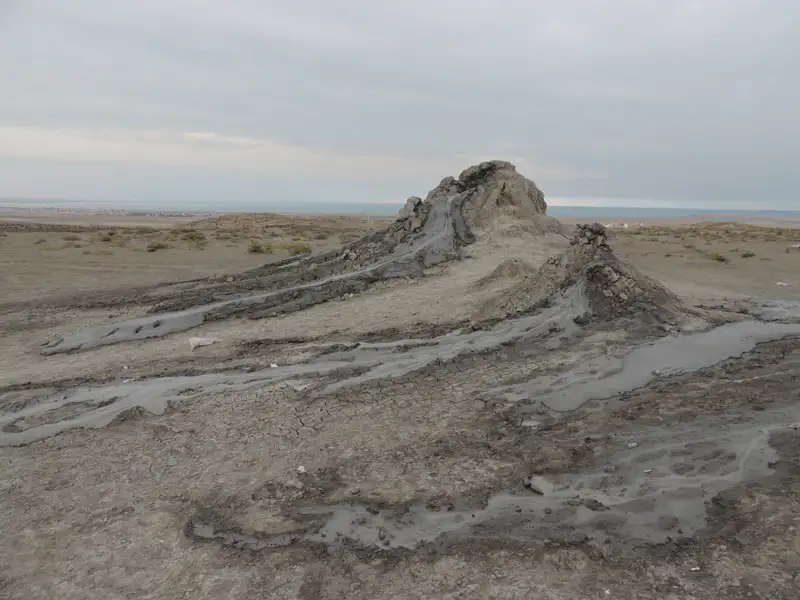 Schlammvulkanformation in einer trockenen Umgebung.