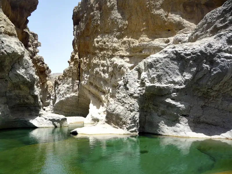 Smaragdgrüner Pool in einer Felsenschlucht.