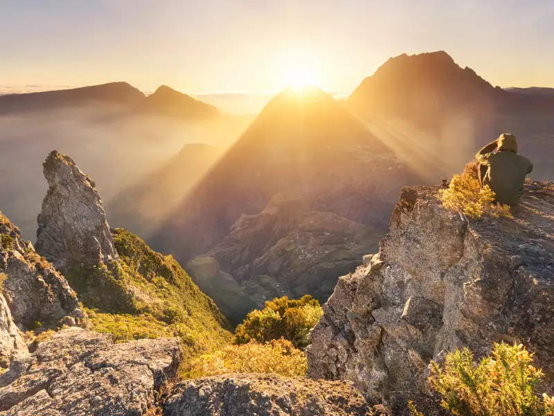 Sonnenaufgang über einer Berglandschaft.