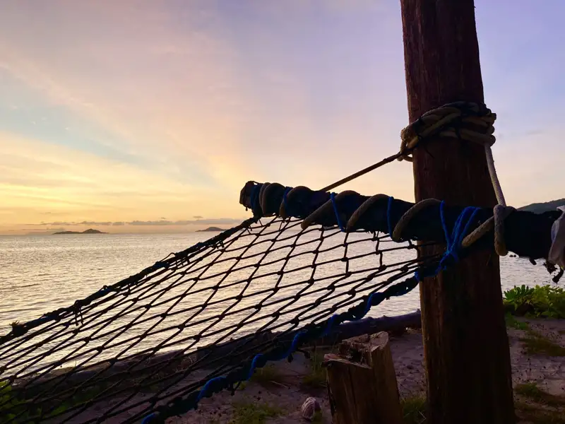 Hängematte am Strand bei Sonnenuntergang.