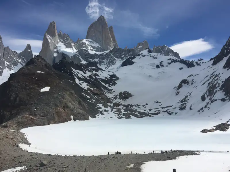 Panorama eines schneebedeckten Sees in den Bergen.