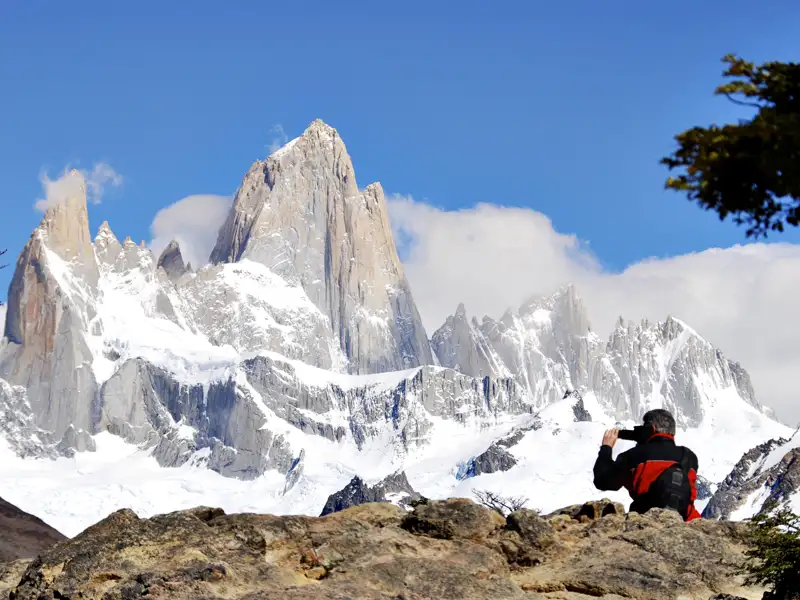 Reisender fotografiert das Fitz Roy Massiv.