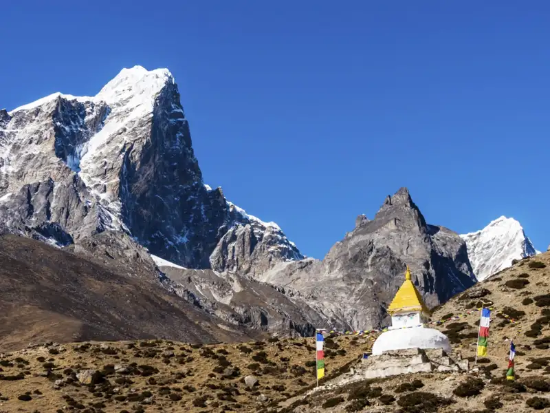 Eine Stupa inmitten der Berglandschaft.