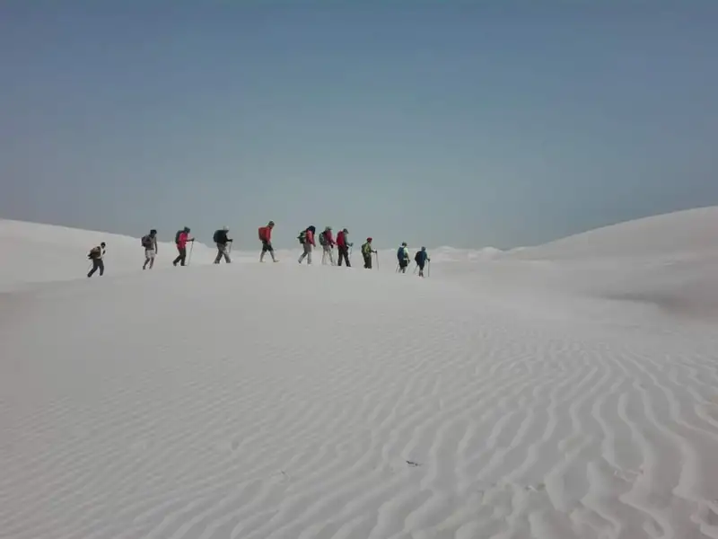 Wanderer durchqueren die Sanddünen.