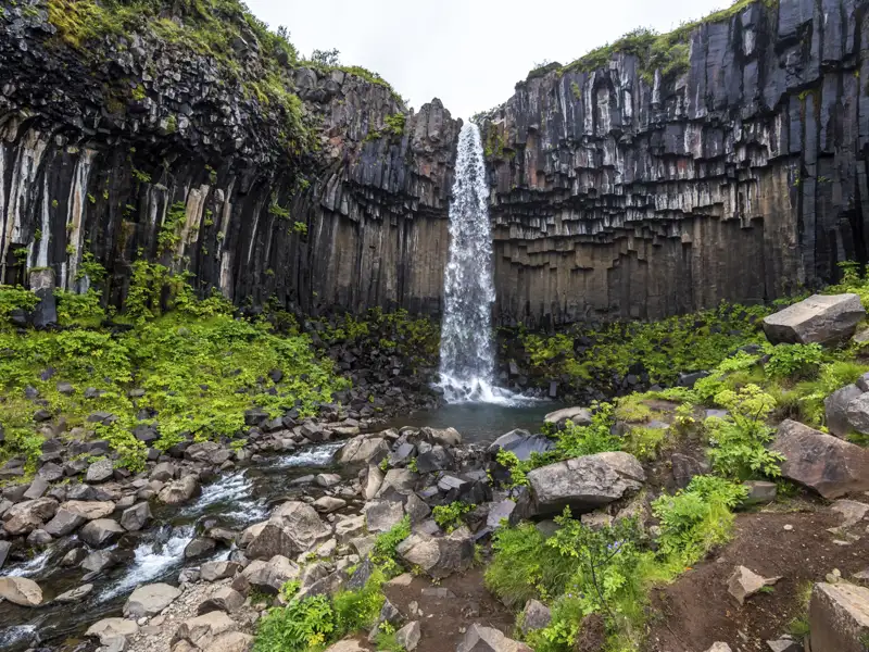 Wasserfall über Basaltsäulen.
