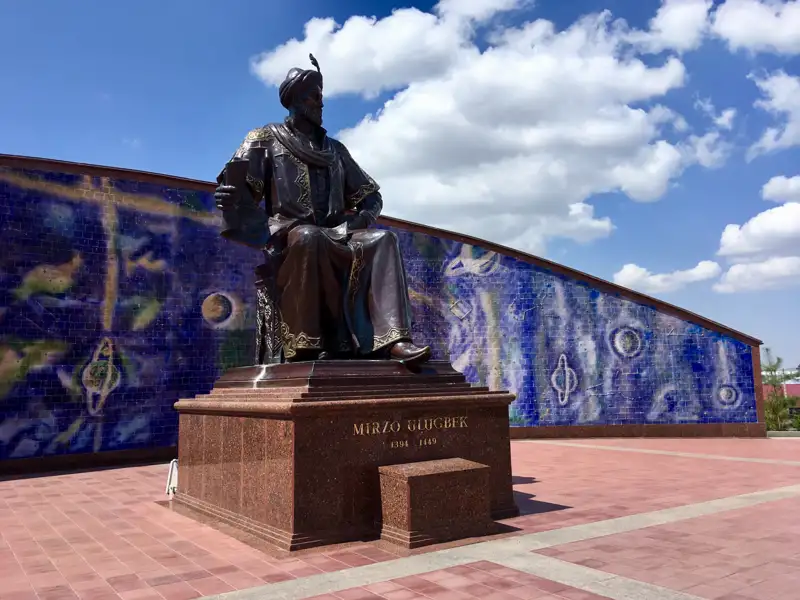 Statue von Mirzo Ulugbek, einem bekannten Astronomen und Herrscher.