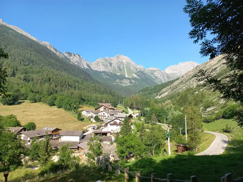 Idyllisches Bergdorf in den Alpen.
