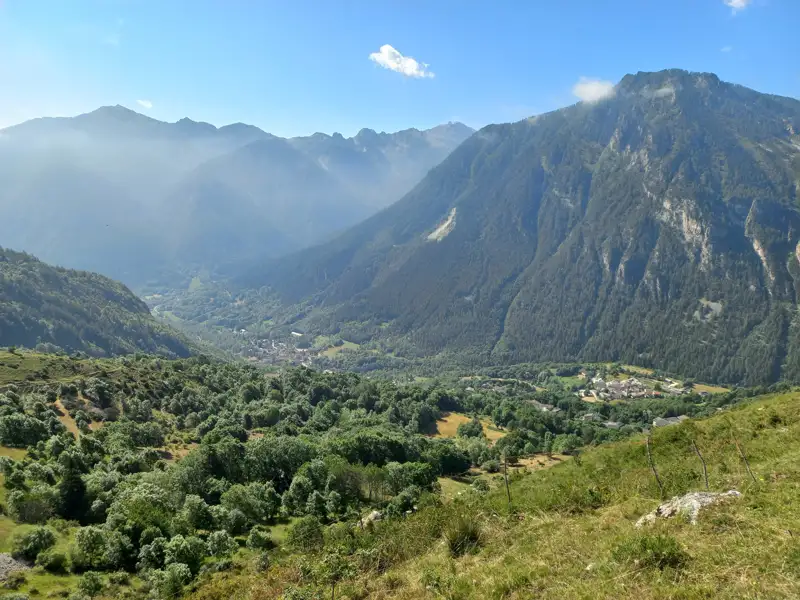 Aussicht auf das Tal und die Berglandschaft.
