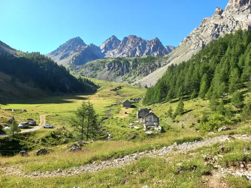 Almhütten und Bergpanorama