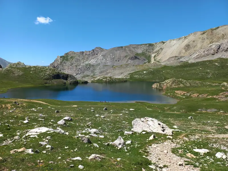 Panorama eines Bergsees inmitten einer Berglandschaft.