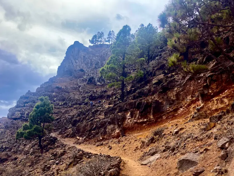 Wanderweg in felsiger Landschaft