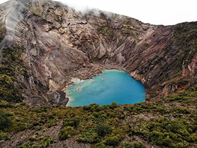 Kratersee in einem Vulkankrater.