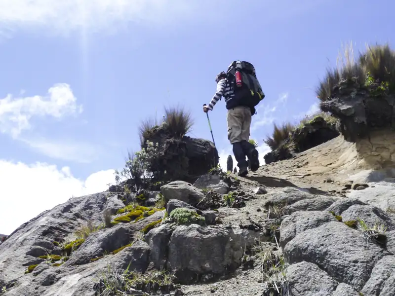 Wanderer besteigt Bergpfad