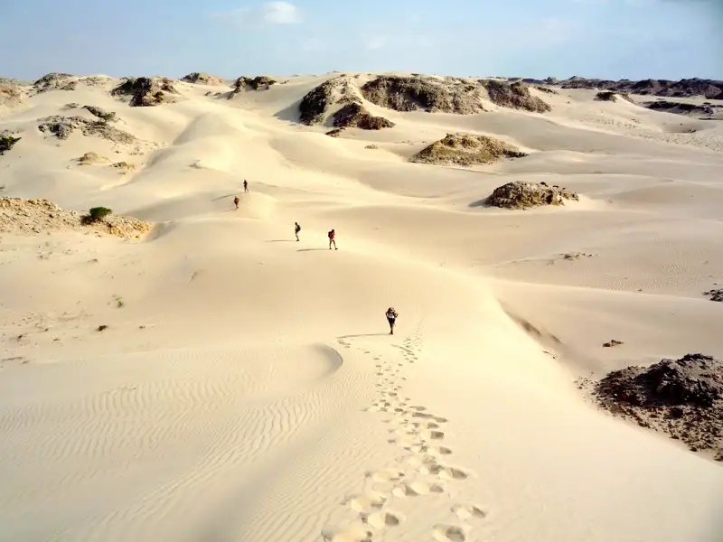 Wanderer auf einer Dünenwanderung in der Wüste.
