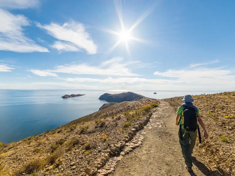 Wanderer auf Inselpfad mit Seeblick