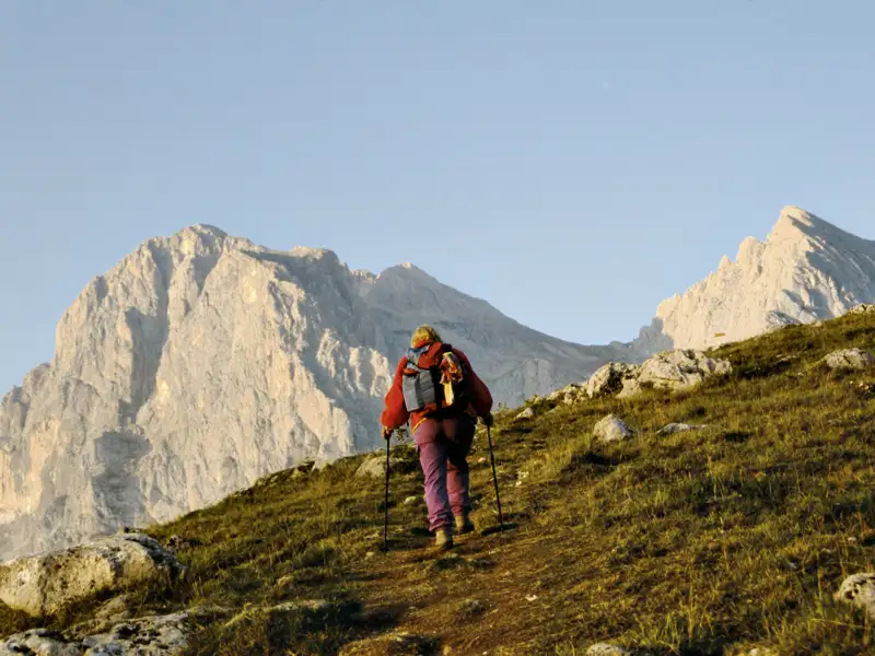 Wanderer auf einem Bergpfad in den Bergen.
