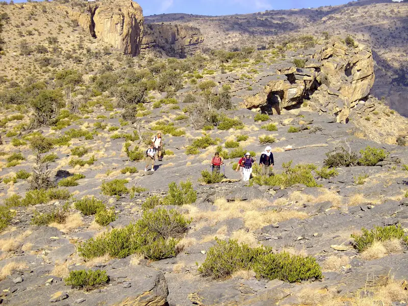 Wanderer auf einer Trekkingtour durch eine felsige Landschaft.
