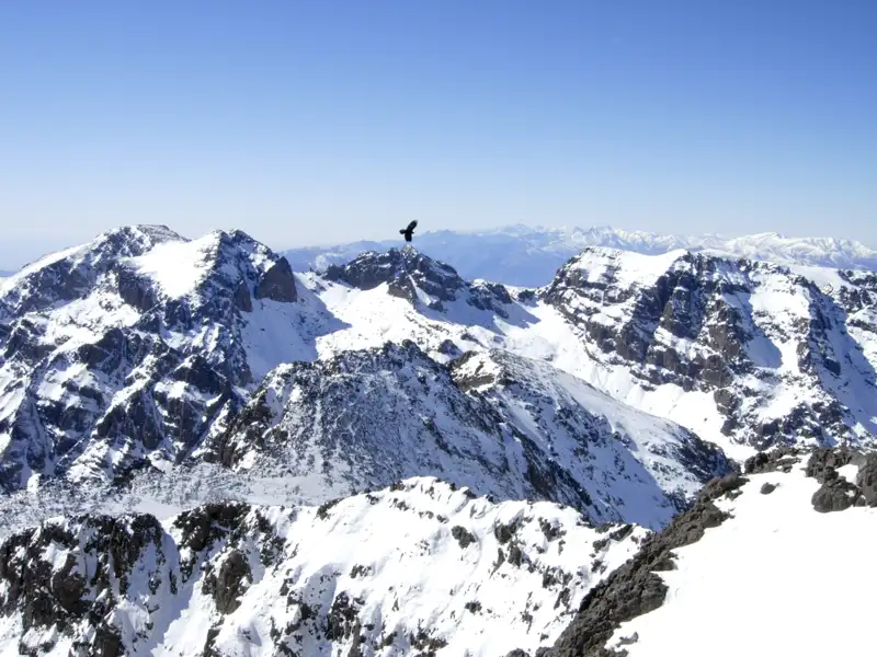 Ausblick auf die verschneiten Bergspitzen.