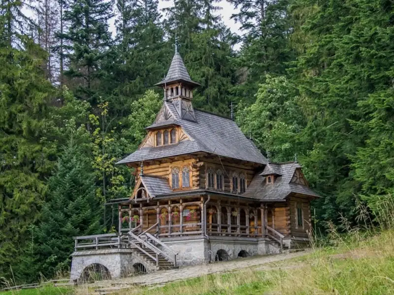 Holzkapelle im Wald