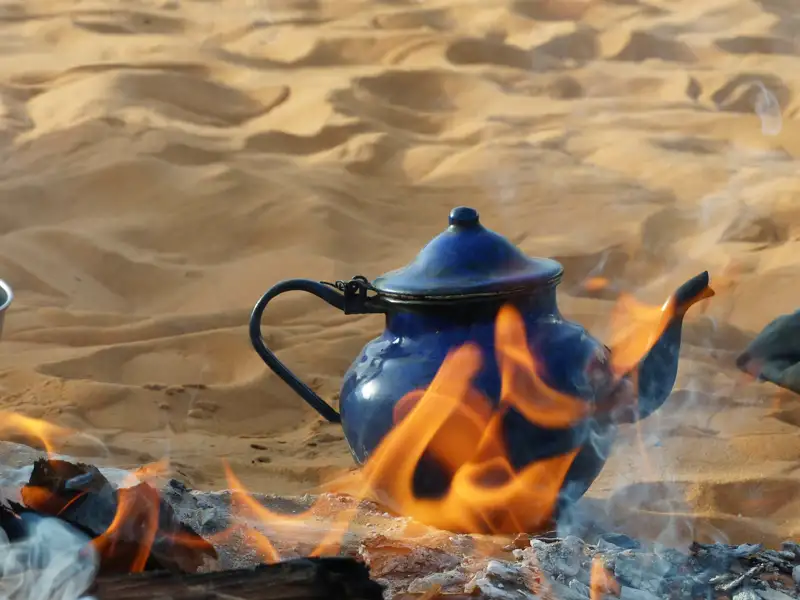 Teezubereitung auf offenem Feuer in der Wüste.