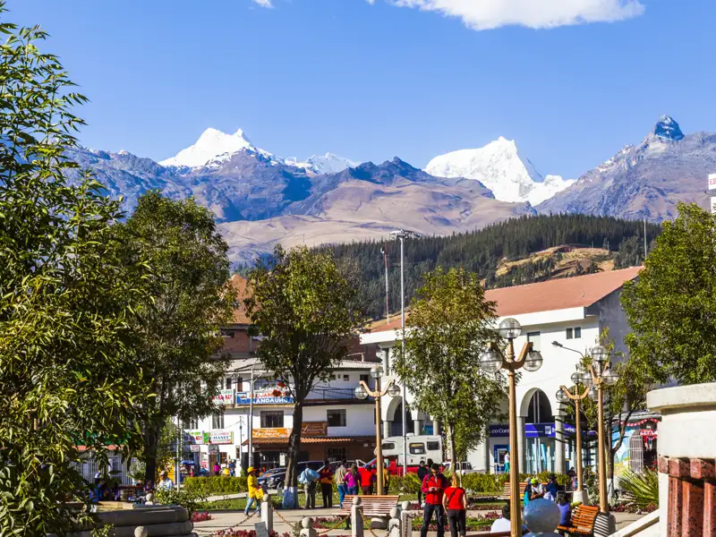 Stadtplatz mit Blick auf die Anden